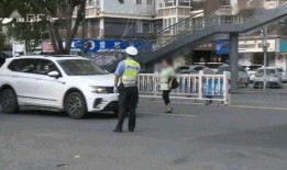 横穿马路爆料视频播放,网友爆料视频引发热议